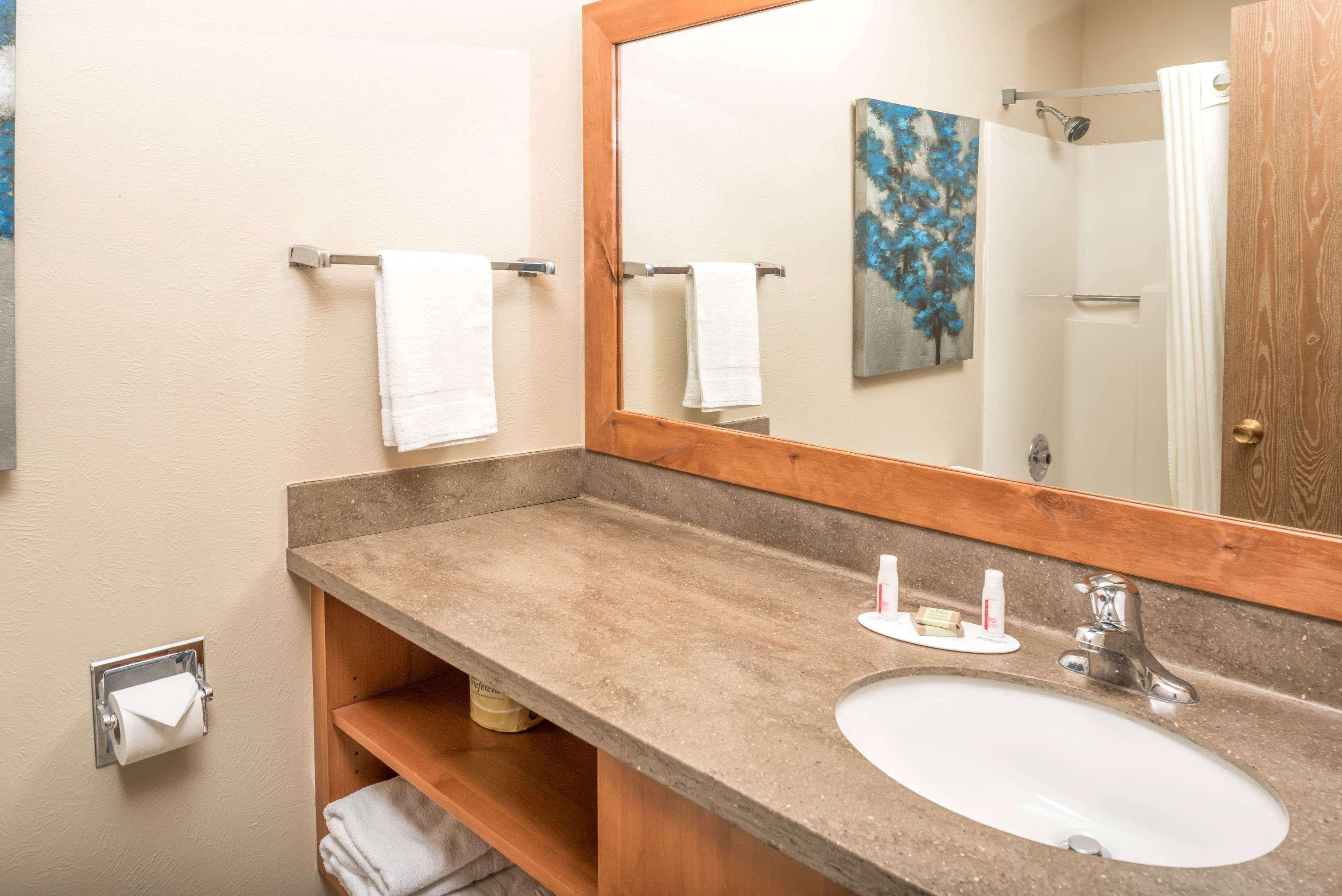 Hotel Super 8 By Wyndham St. Regis Esterno foto