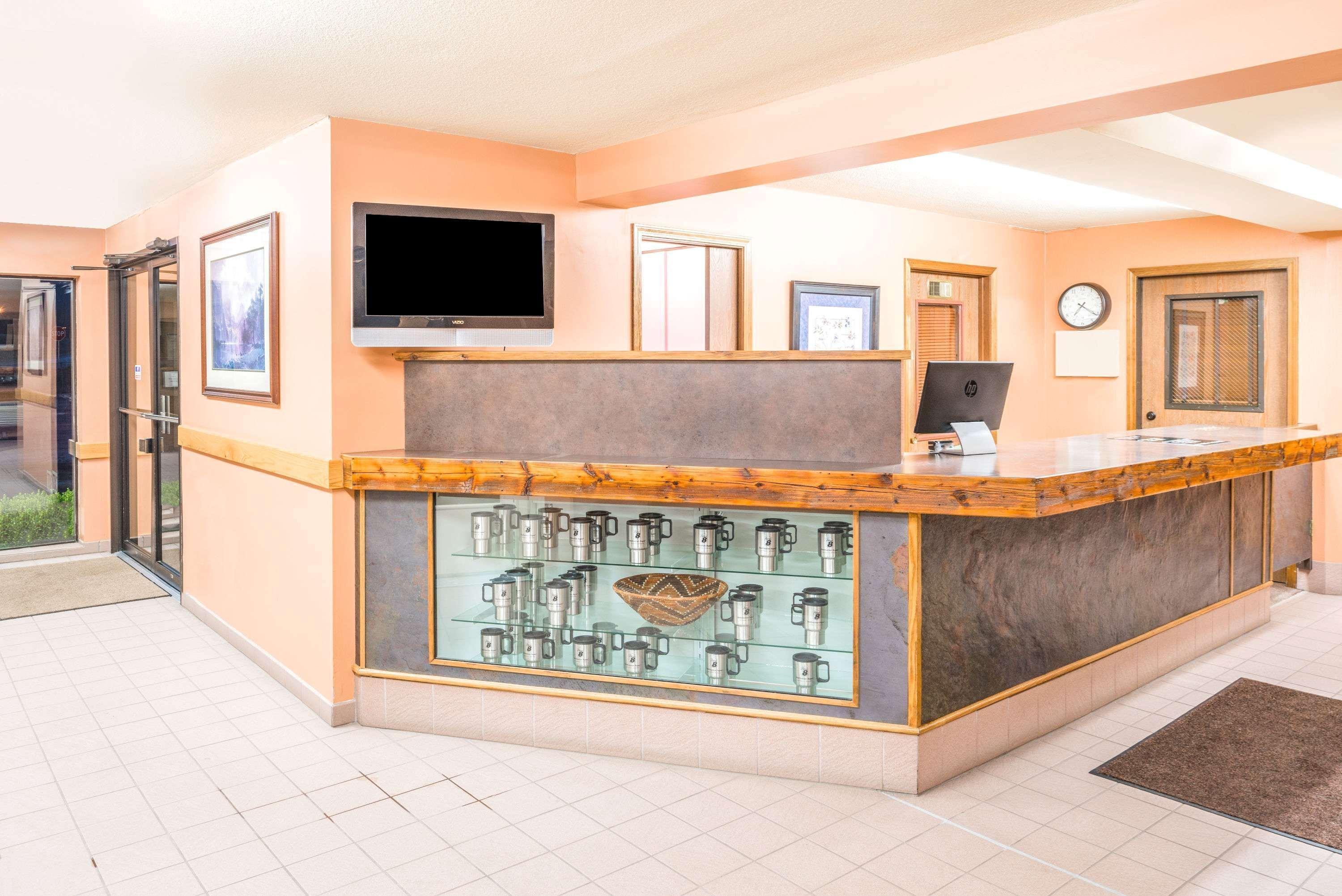 Hotel Super 8 By Wyndham St. Regis Esterno foto